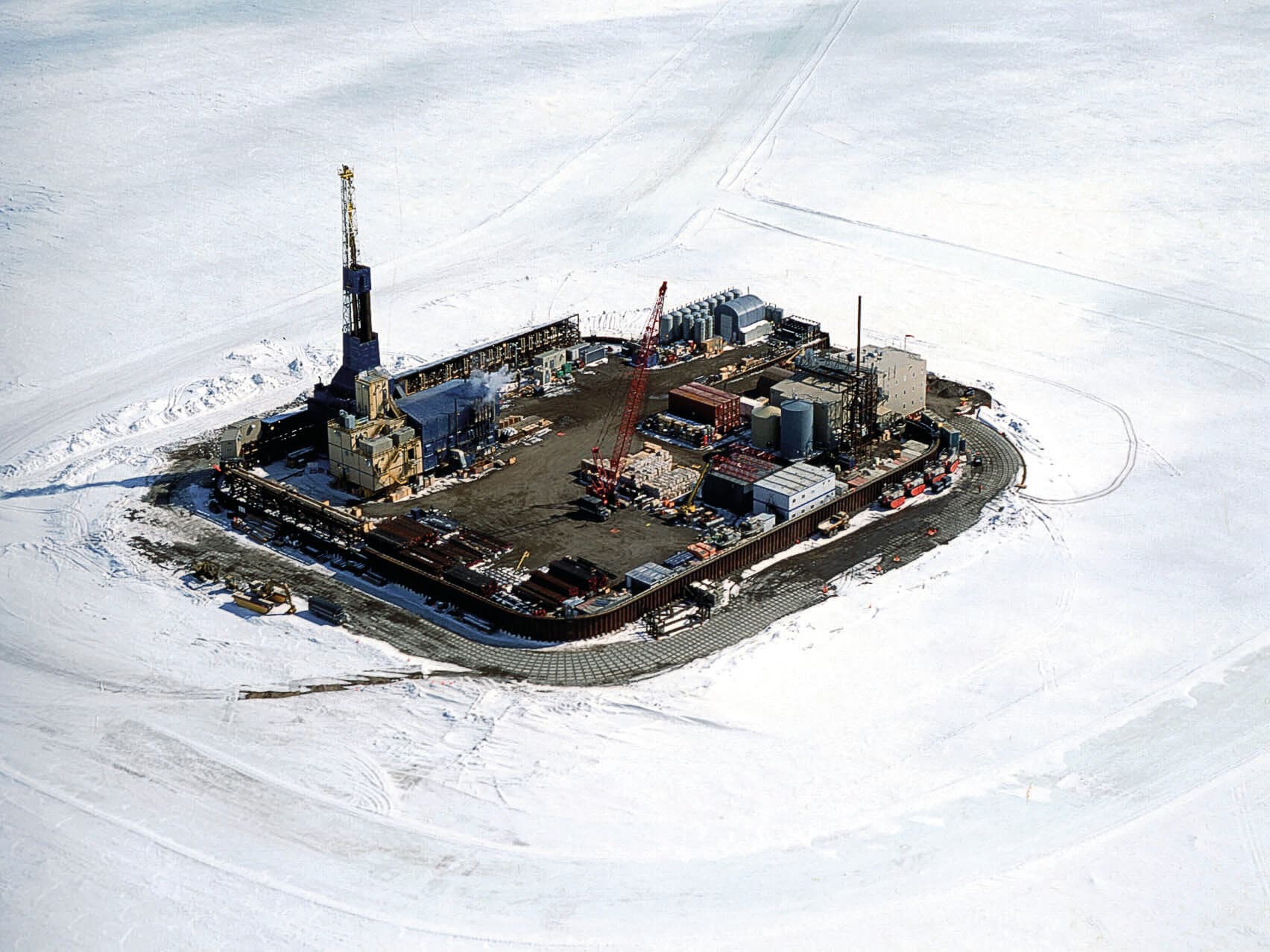 Alaska’s Northstar Island in the Beaufort Sea, built of gravel almost 10 km off the Alaska coastline. The island is situated on a snowy, icy landscape.